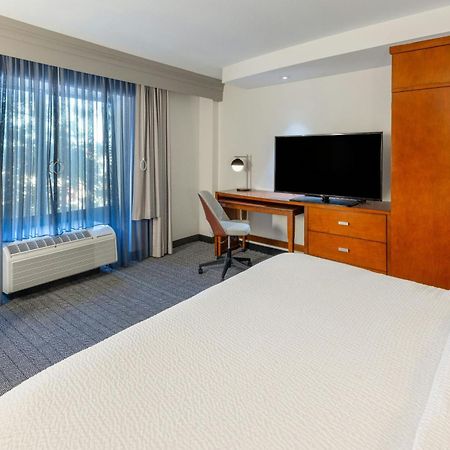 Отель Courtyard By Marriott Wichita At Old Town Экстерьер фото