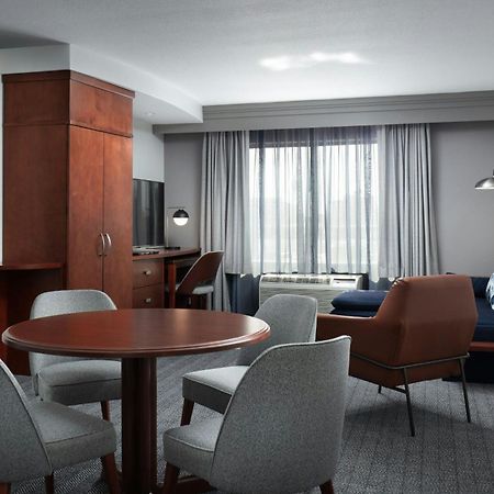 Отель Courtyard By Marriott Wichita At Old Town Экстерьер фото