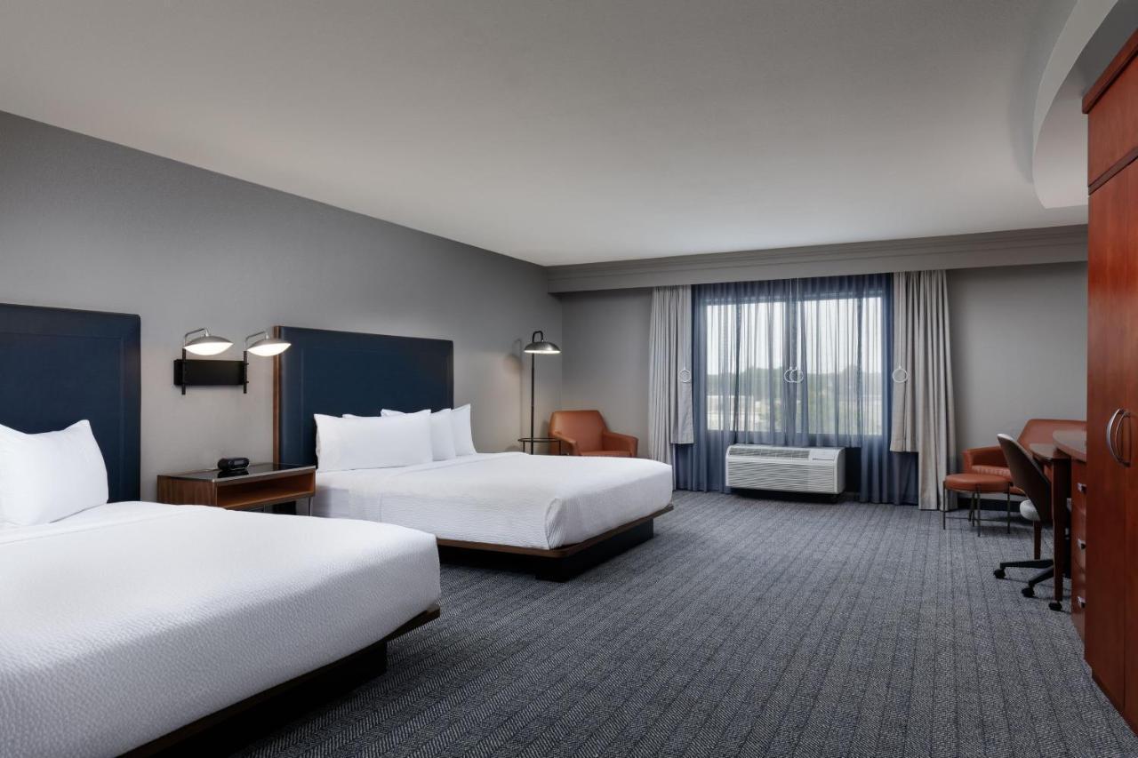 Отель Courtyard By Marriott Wichita At Old Town Экстерьер фото