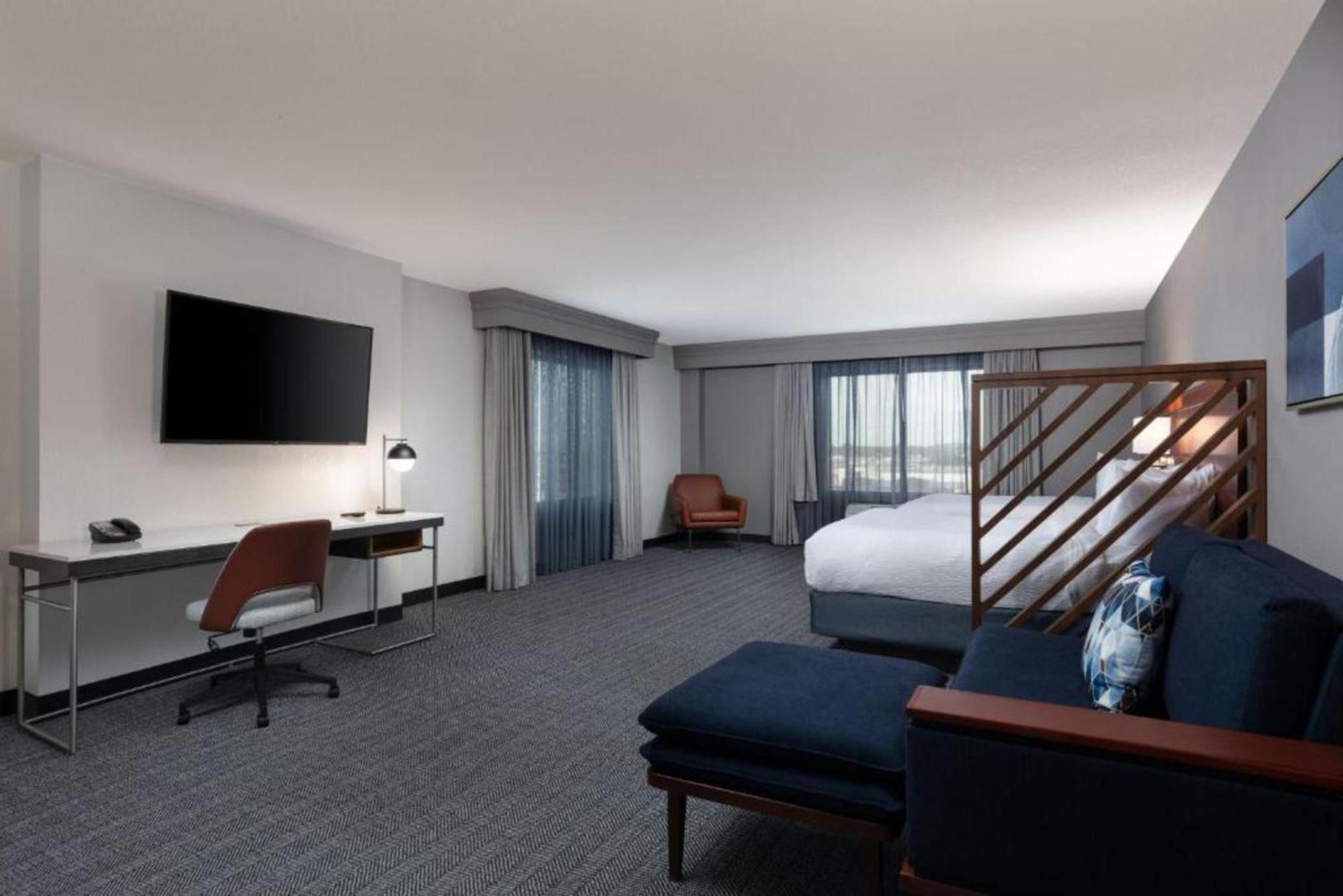 Отель Courtyard By Marriott Wichita At Old Town Экстерьер фото