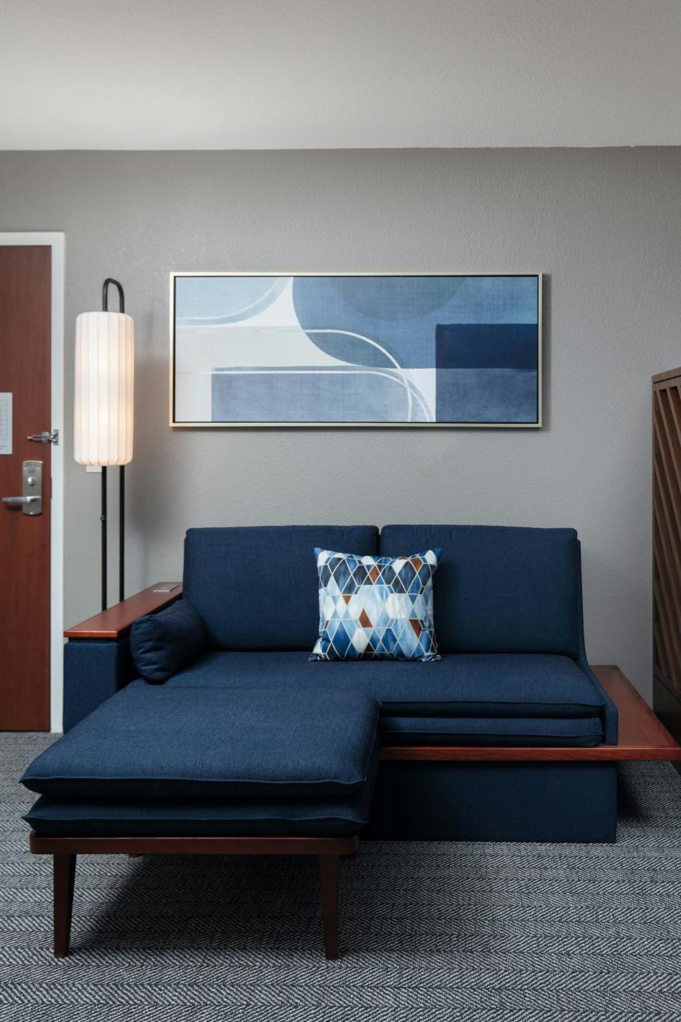 Отель Courtyard By Marriott Wichita At Old Town Экстерьер фото