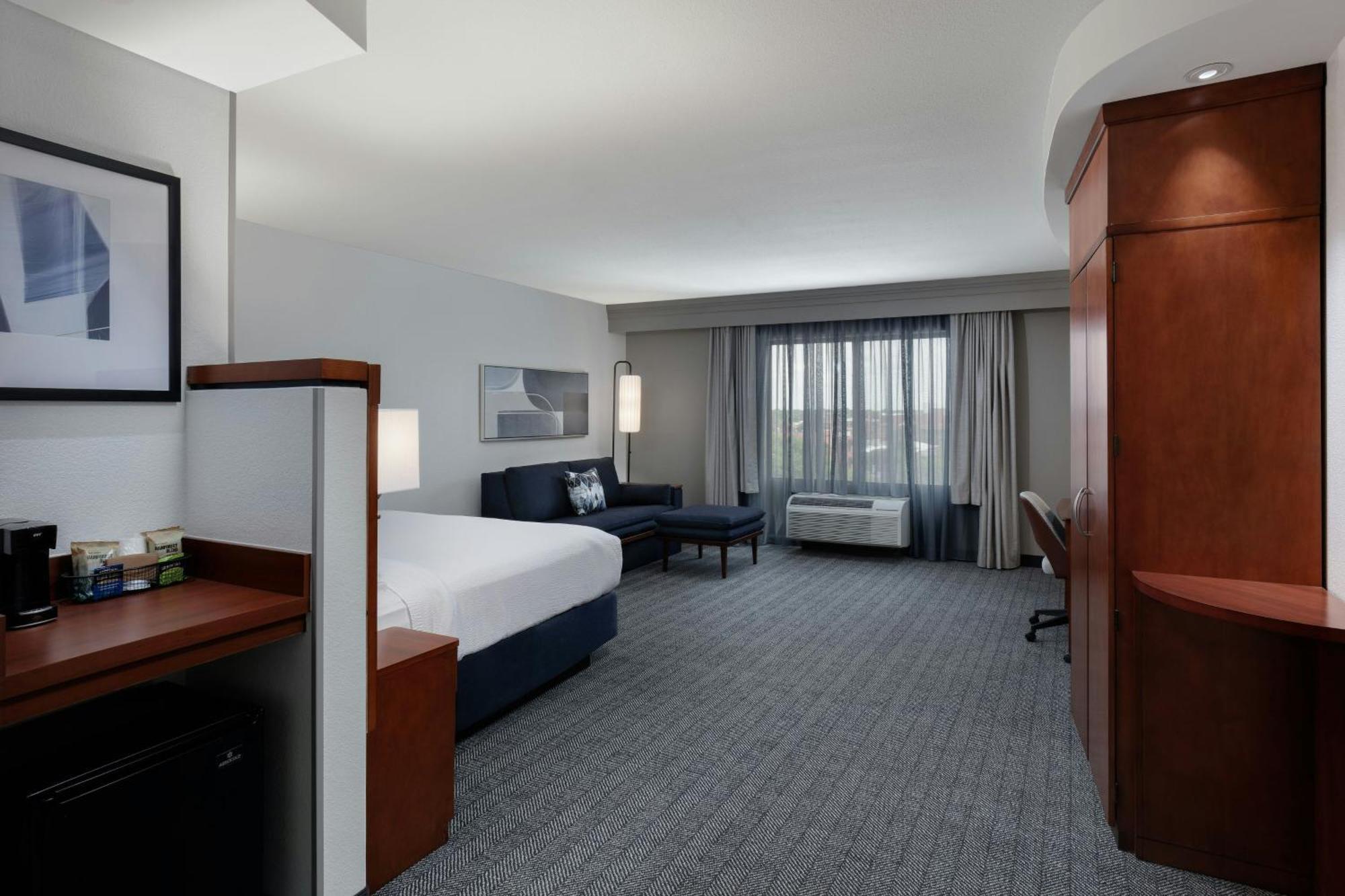 Отель Courtyard By Marriott Wichita At Old Town Экстерьер фото