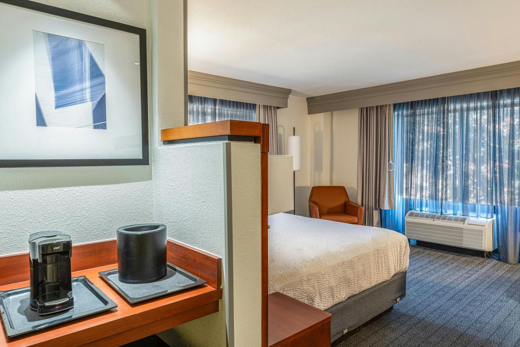 Отель Courtyard By Marriott Wichita At Old Town Экстерьер фото