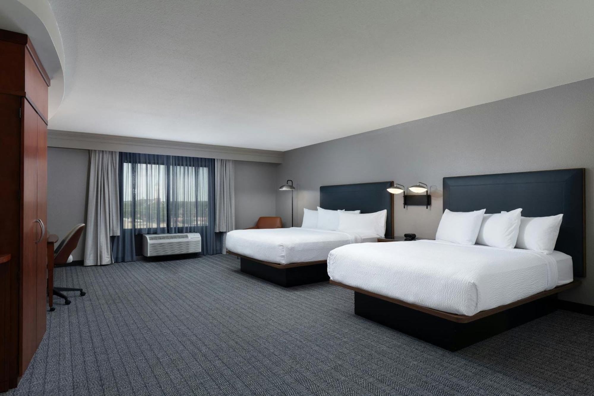 Отель Courtyard By Marriott Wichita At Old Town Экстерьер фото