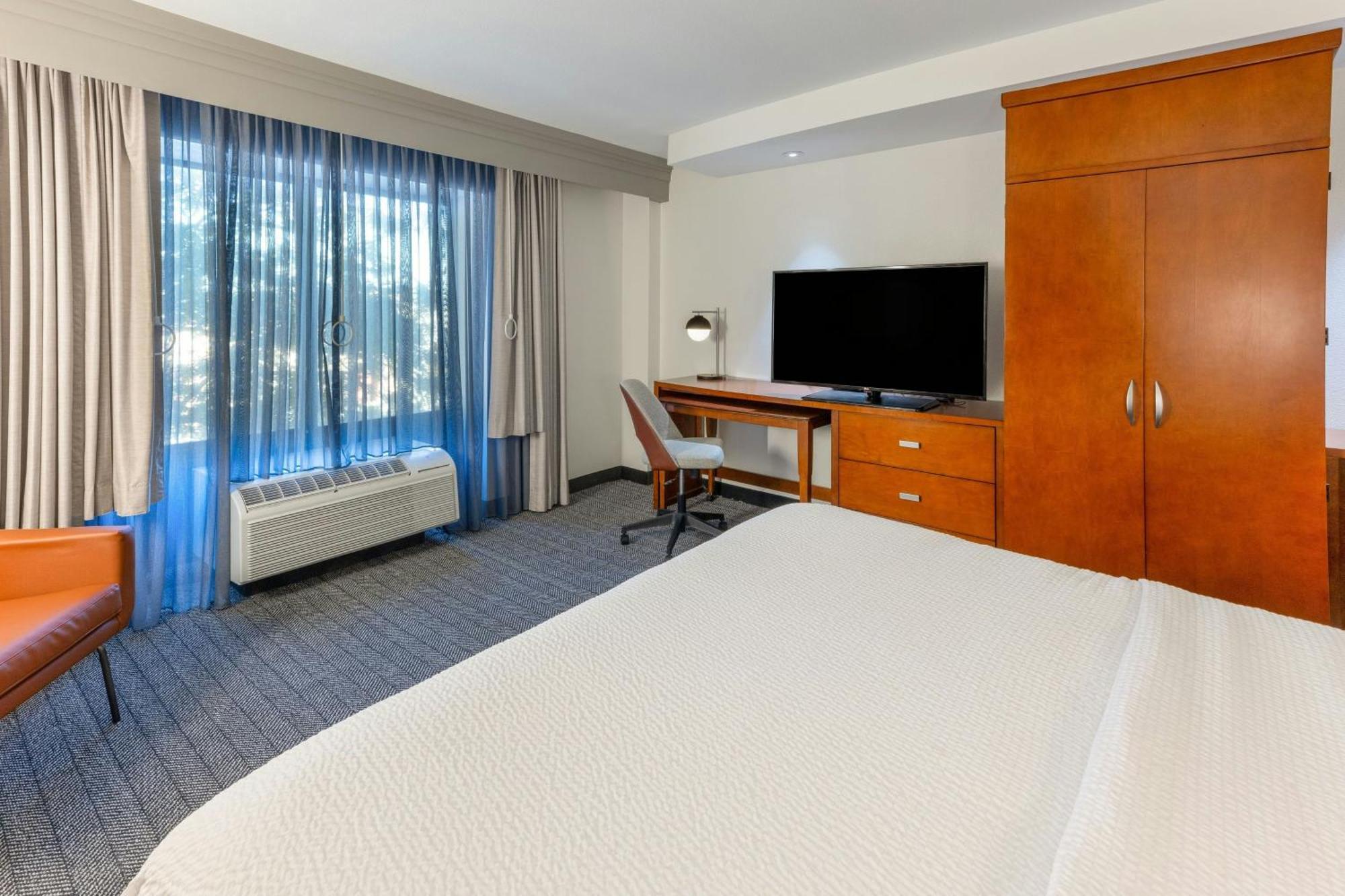Отель Courtyard By Marriott Wichita At Old Town Экстерьер фото