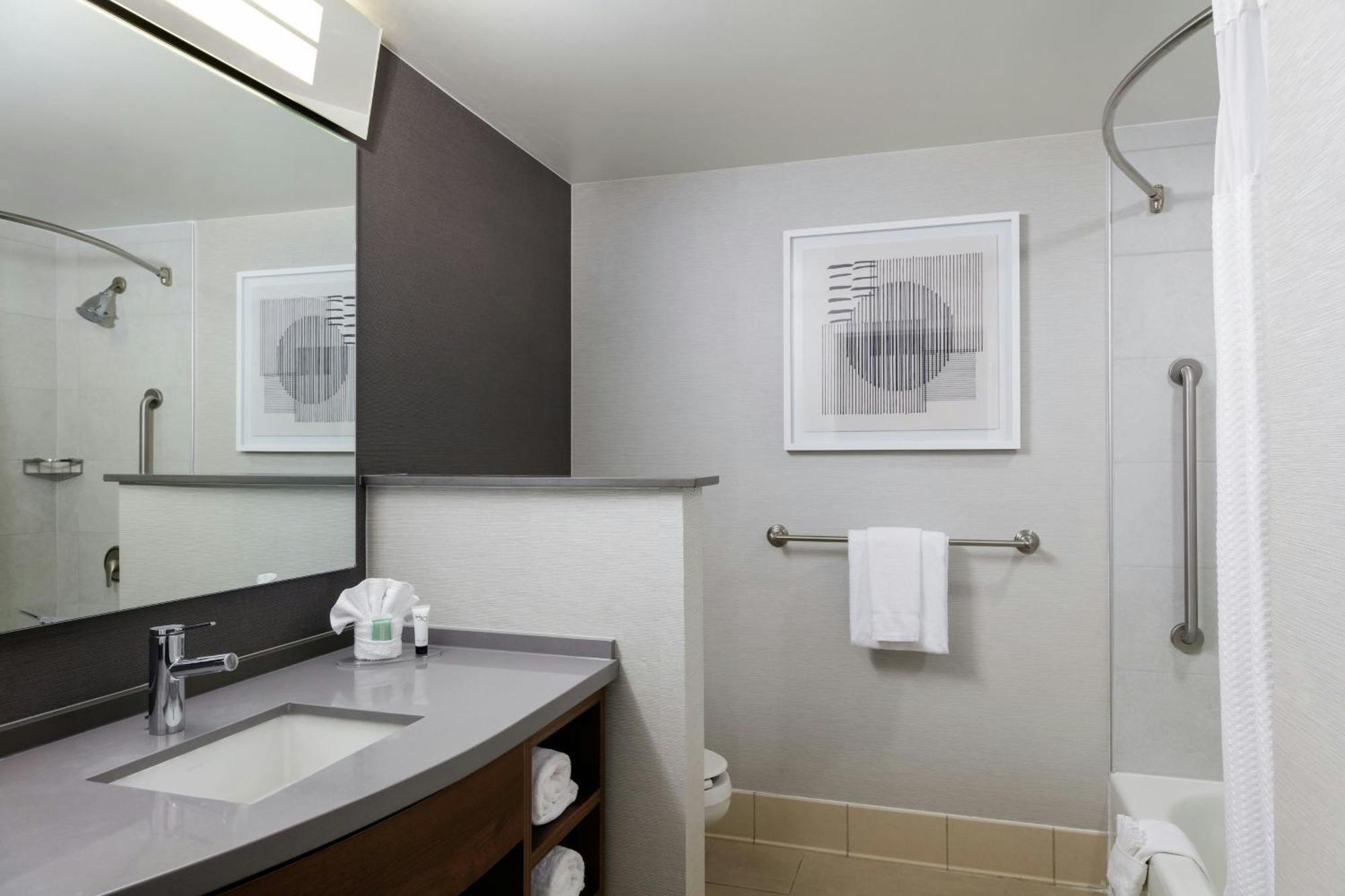 Отель Courtyard By Marriott Wichita At Old Town Экстерьер фото