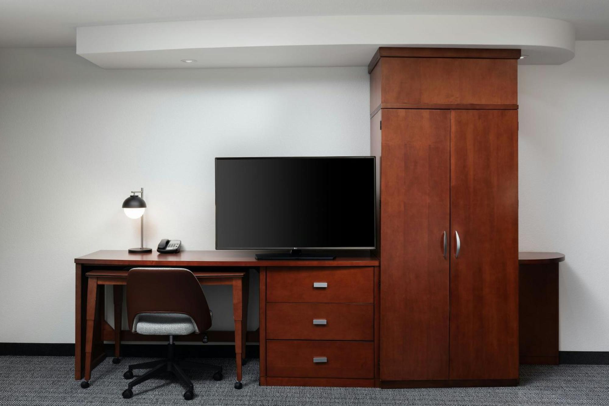 Отель Courtyard By Marriott Wichita At Old Town Экстерьер фото
