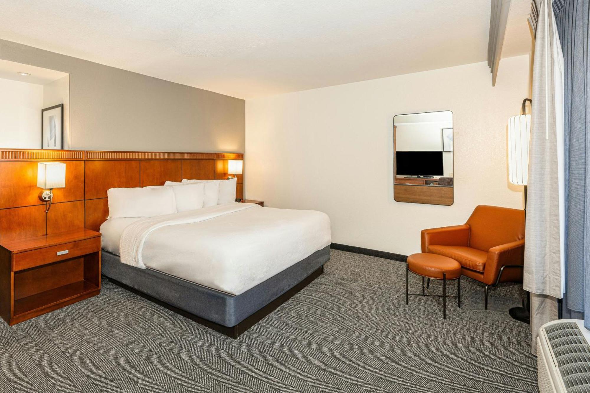 Отель Courtyard By Marriott Wichita At Old Town Экстерьер фото