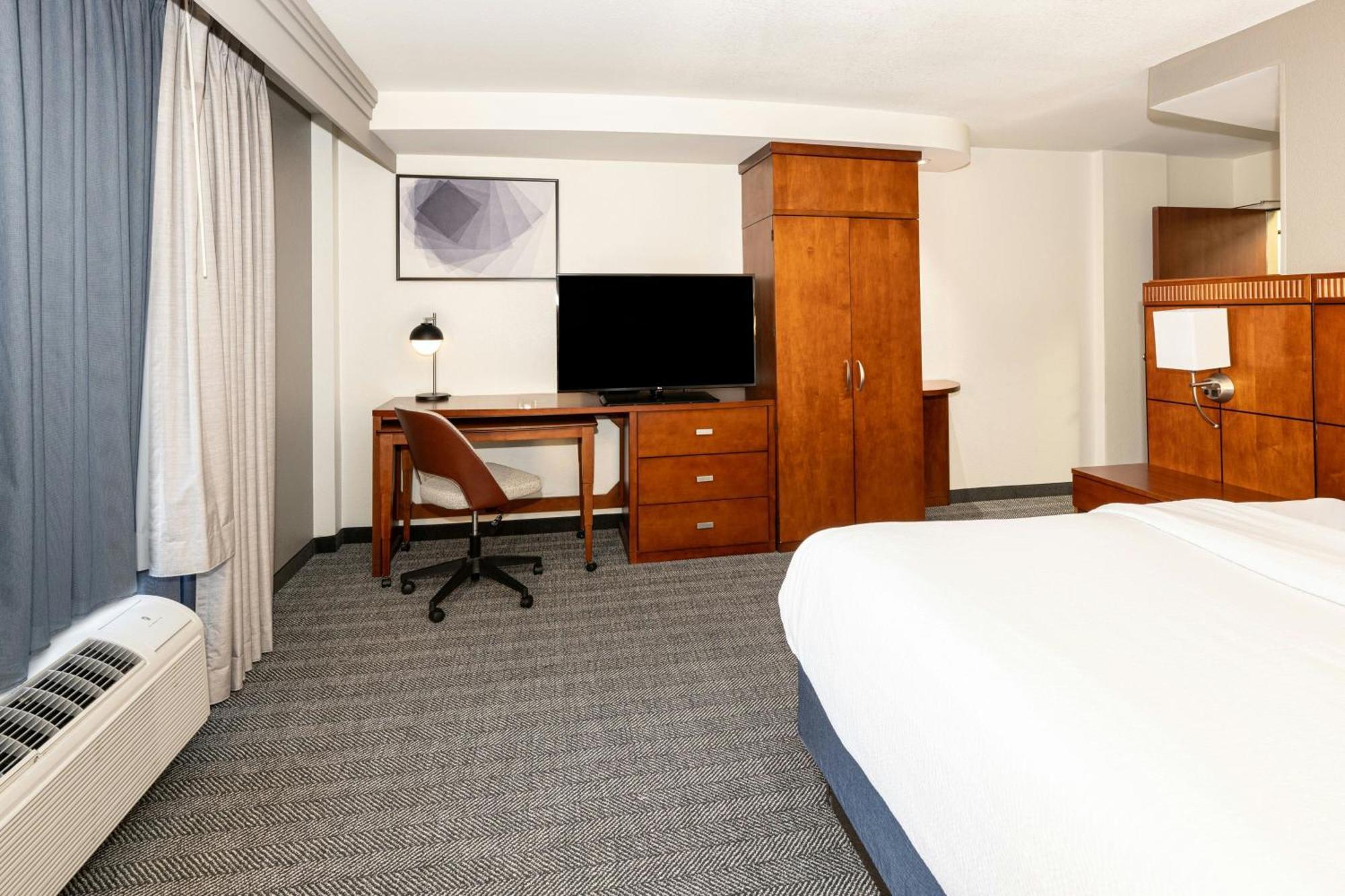 Отель Courtyard By Marriott Wichita At Old Town Экстерьер фото