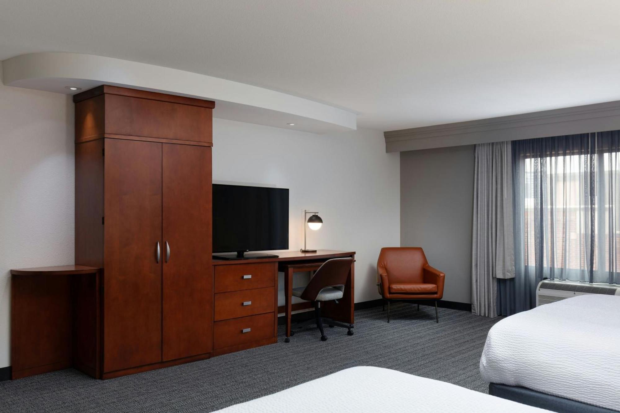 Отель Courtyard By Marriott Wichita At Old Town Экстерьер фото