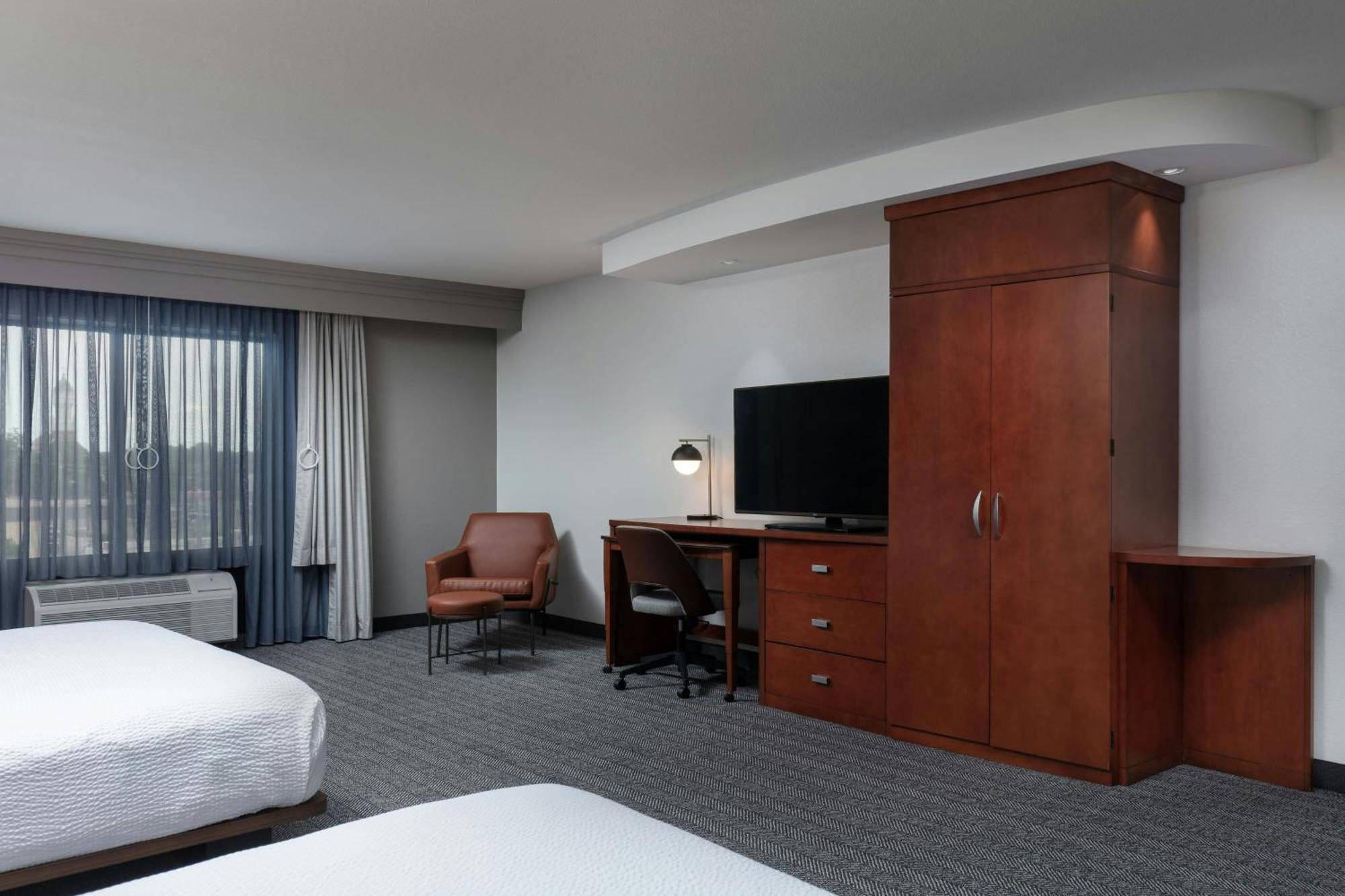Отель Courtyard By Marriott Wichita At Old Town Экстерьер фото