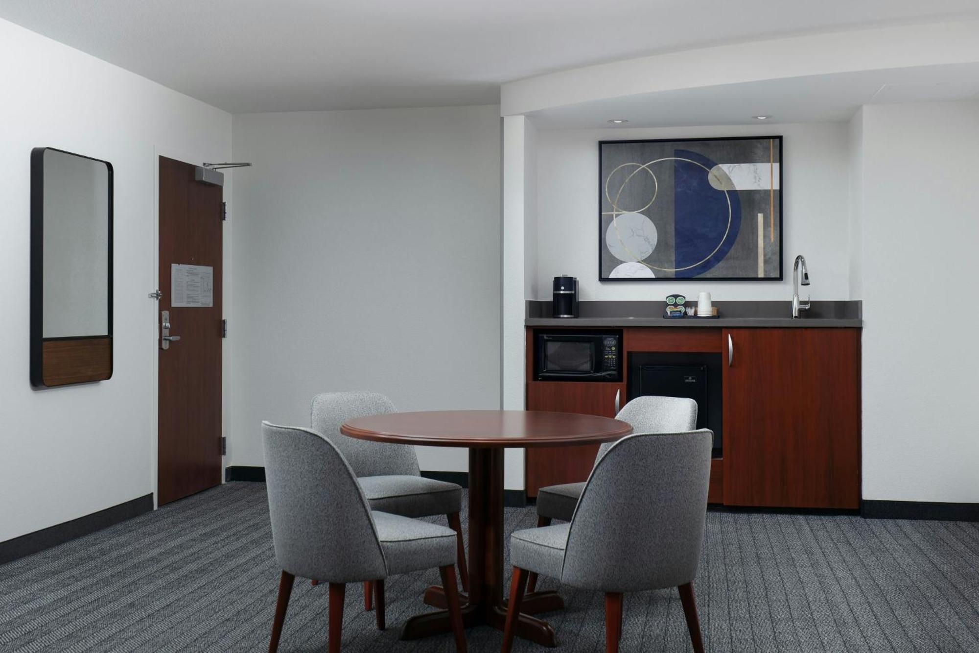 Отель Courtyard By Marriott Wichita At Old Town Экстерьер фото