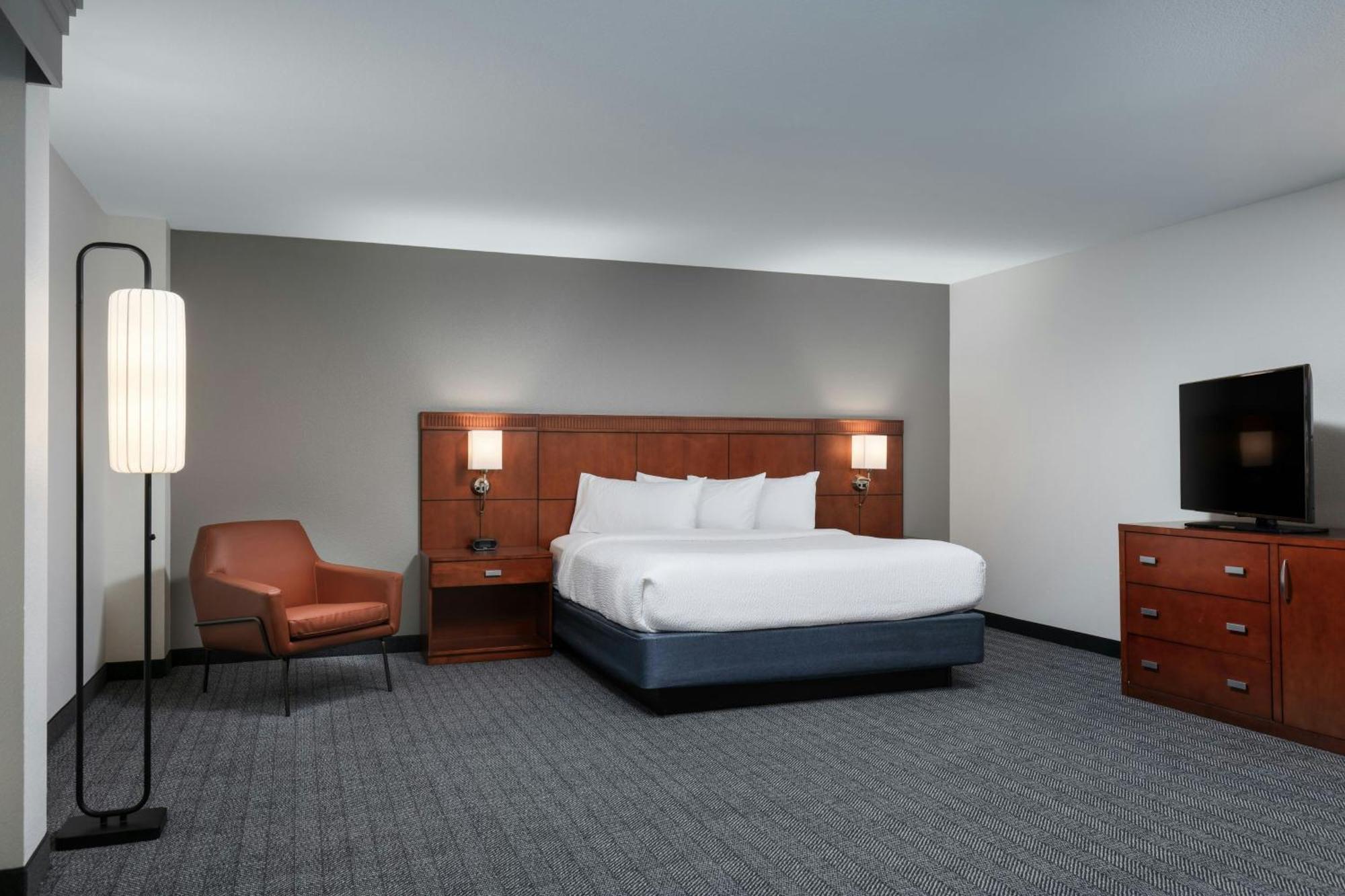 Отель Courtyard By Marriott Wichita At Old Town Экстерьер фото