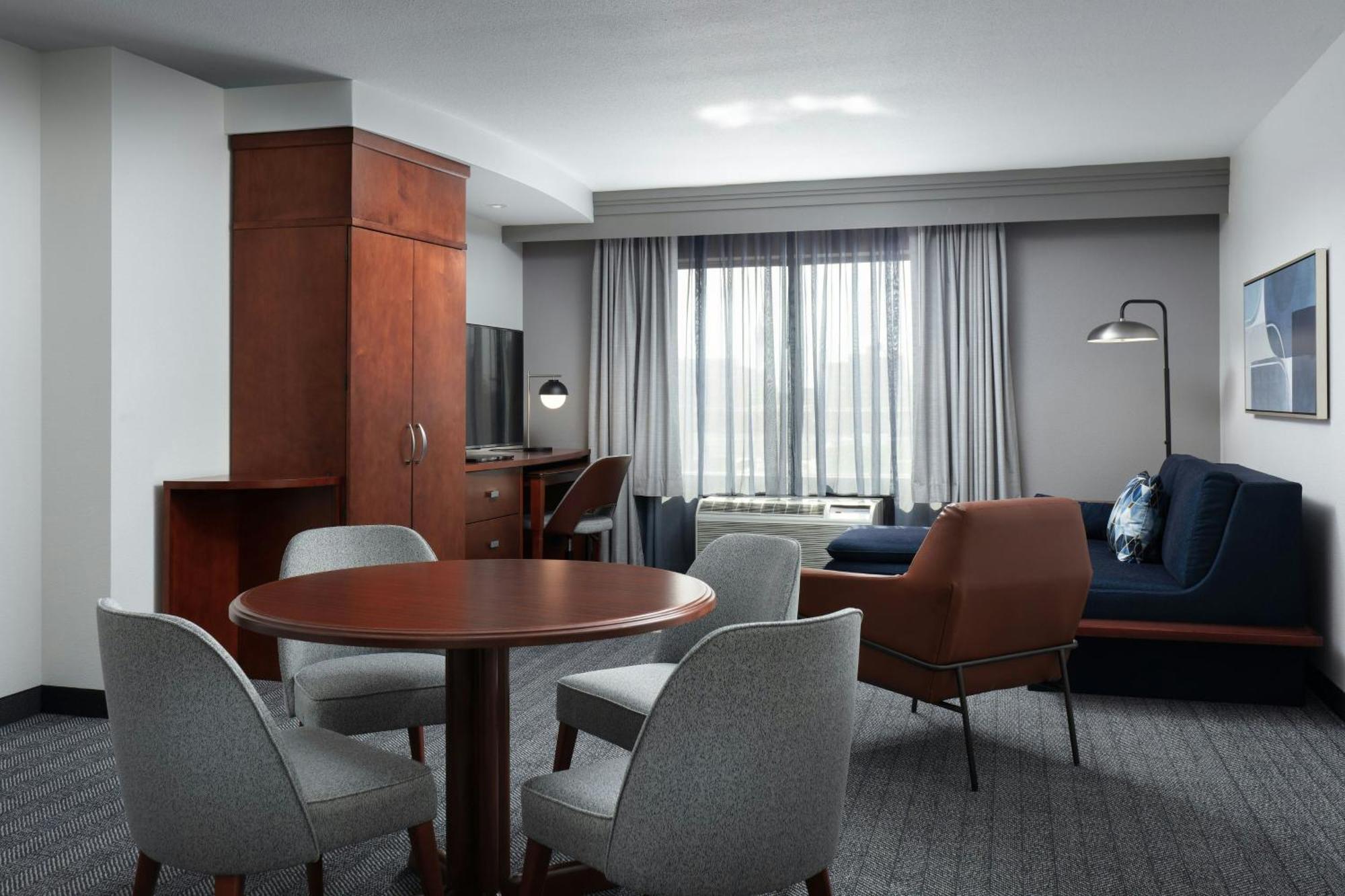 Отель Courtyard By Marriott Wichita At Old Town Экстерьер фото